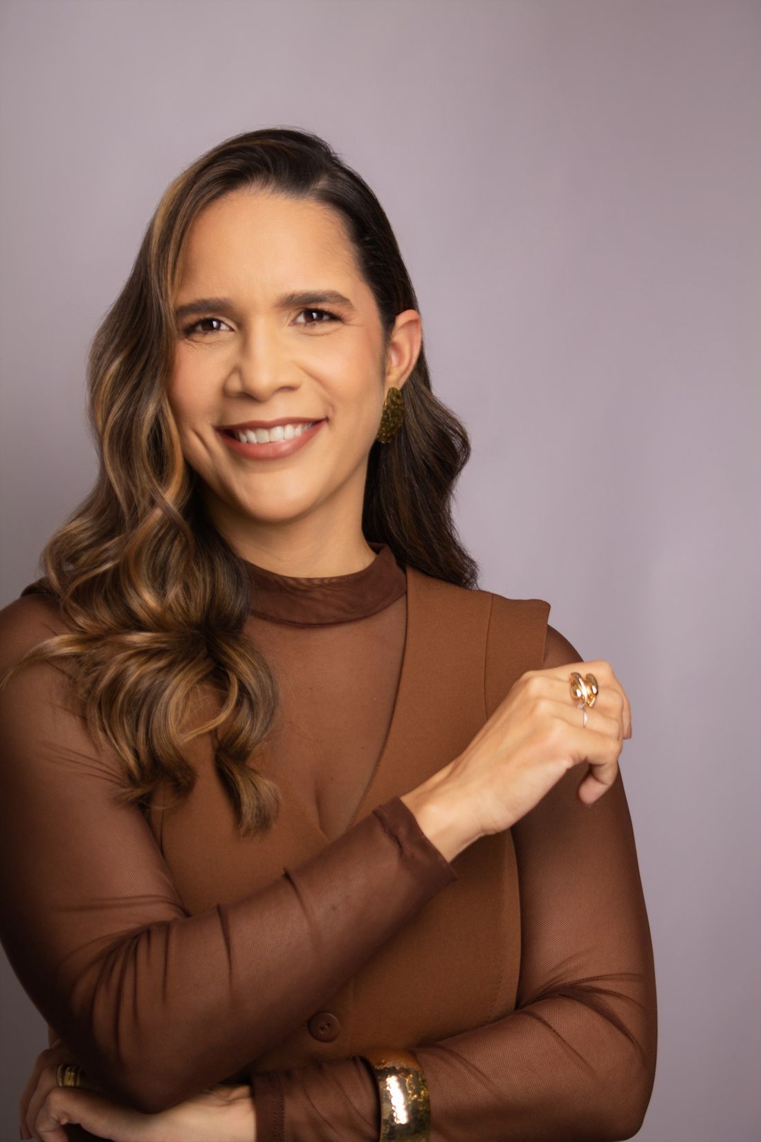 Dra. Dannieli sorrindo, com a mão no ombro