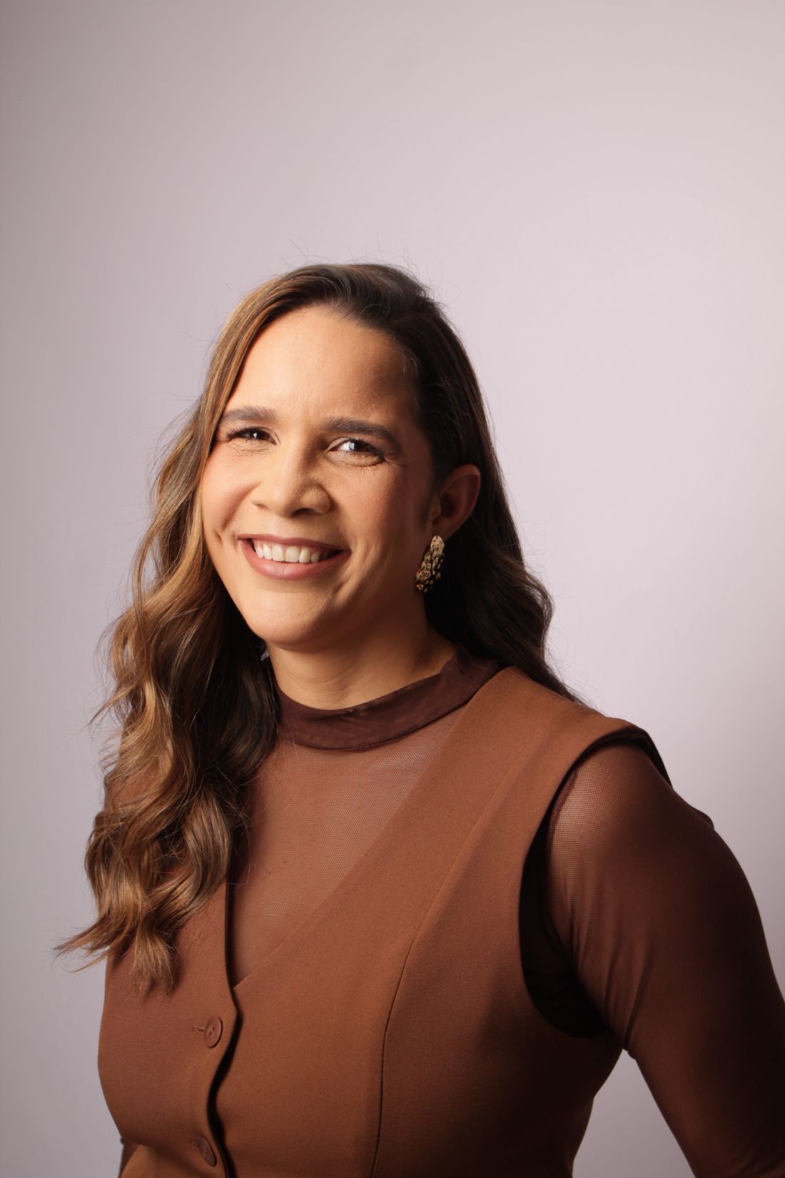 Dra. Dannieli sorrindo, em retrato de perto